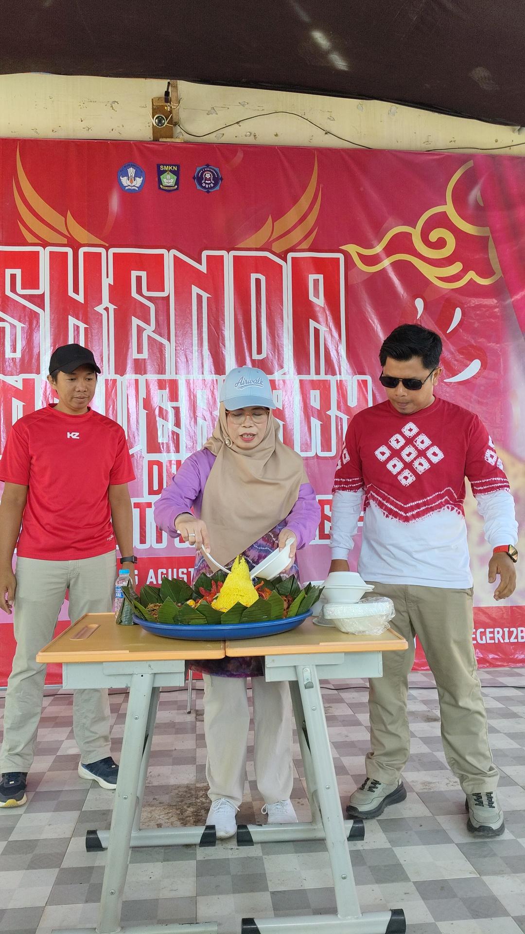 Pemotongan Tumpeng Tandai Rasa Syukur HUT SMKN 2 Banjarbaru ke-24 dan HUT RI ke-81, Sekaligus Buka Jalan Santai